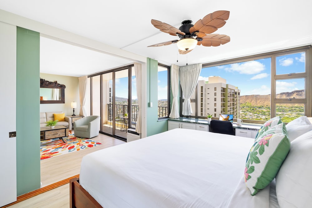 Diamond Head and Ocean views with King Bed and Parking: Condo, 1 Bedroom, Air conditioning, Ocean View (0146) photo