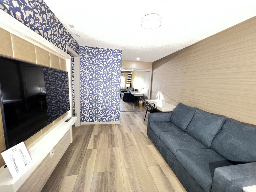 Deluxe Suite, 1 King Bed with Sofa bed, Accessible Bathtub - Photo 2