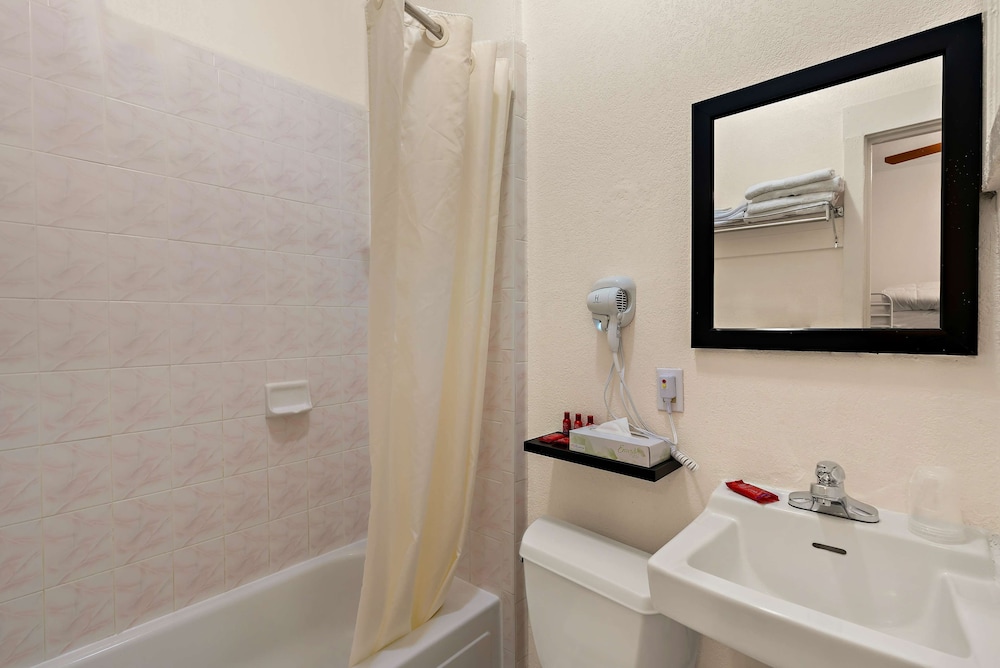 Standard Room, Multiple Beds, Non Smoking, Refrigerator & Microwave - Photo 11