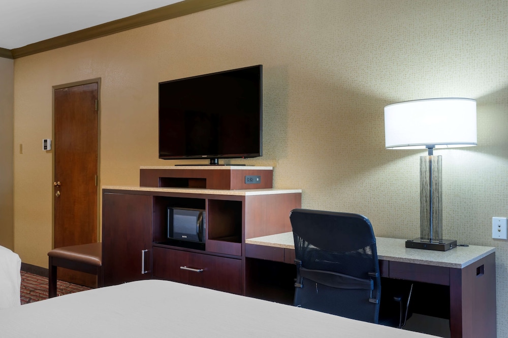 Standard Room, 2 Queen Beds, Non Smoking, Refrigerator & Microwave - Photo 9