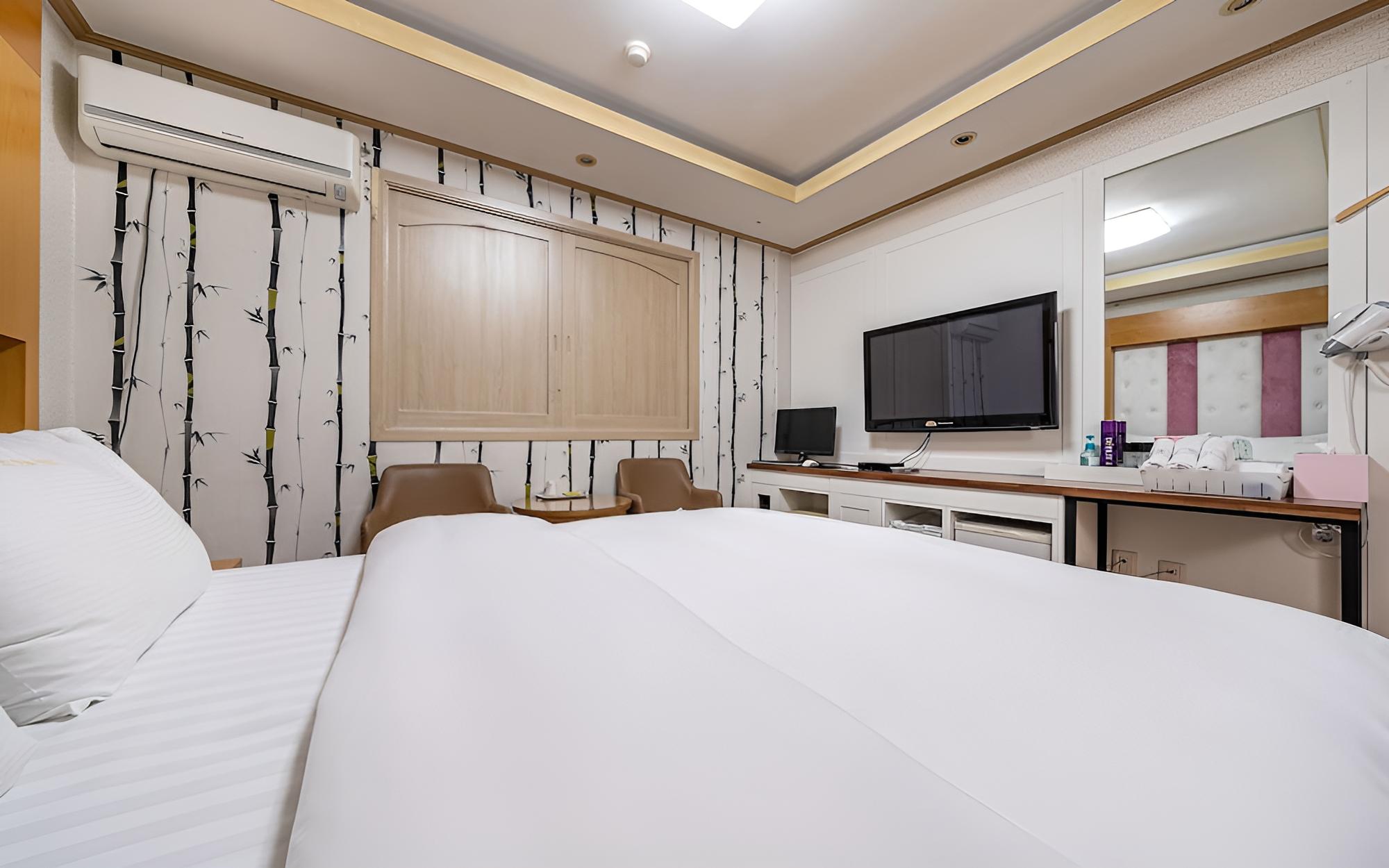 Room (Standard Room B) - Photo 6