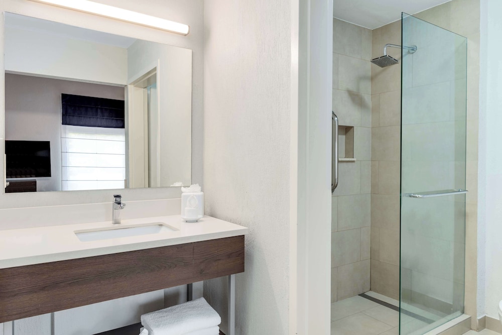 Suite - Photo 12