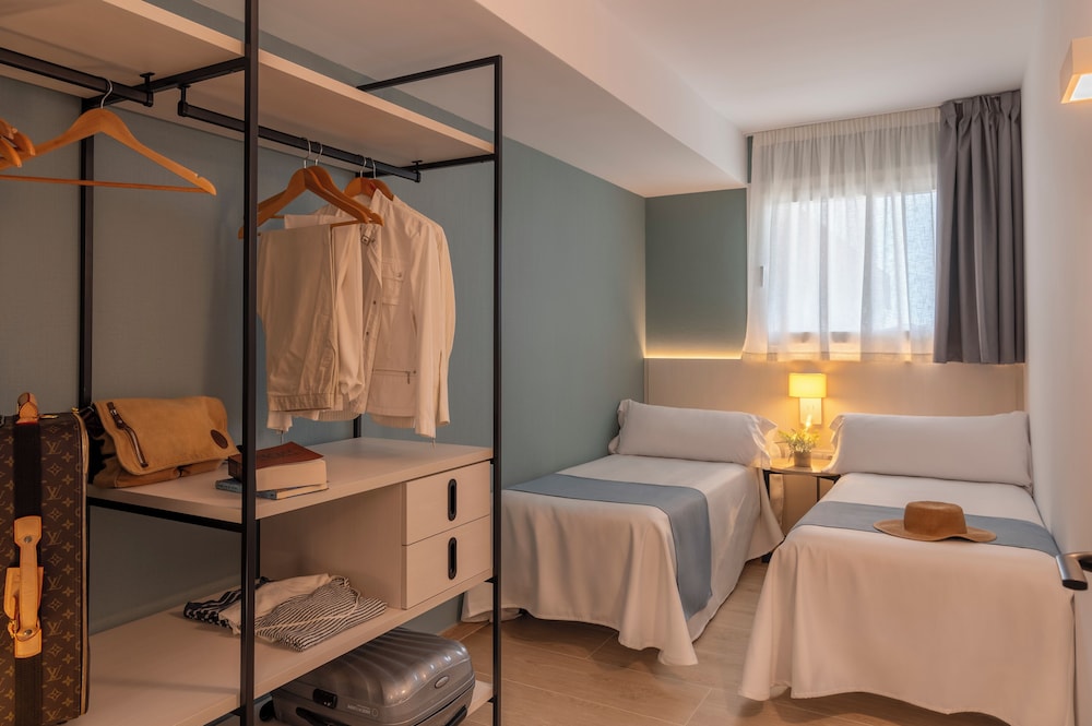 Family Suite, 2 Bedrooms (4 Adults + 2 Children) thumbnail 5