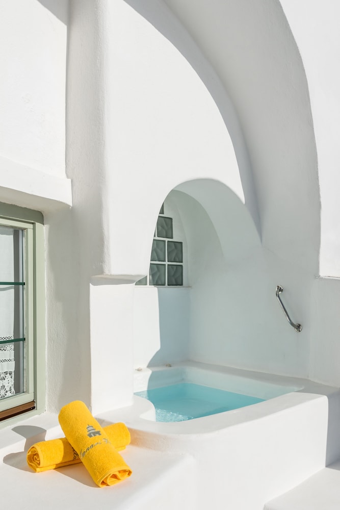 Superior Suite, Jetted Tub (Caldera View) - Photo 37