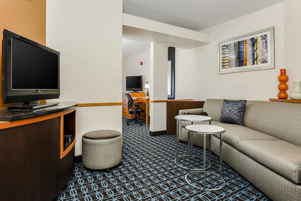Studio, 1 King Bed with Sofa bed (Mobility/Hearing Accessible, Tub) - Photo 4
