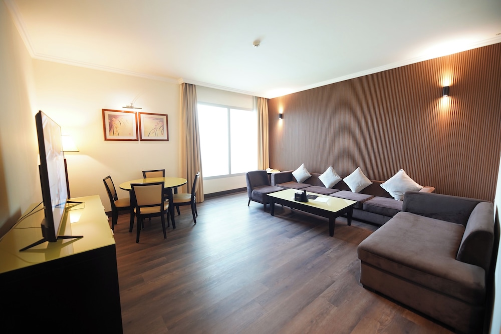 Executive Suite, 1 King Bed, Smoking photo 3