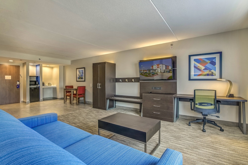 Suite, 1 King Bed - Photo 2