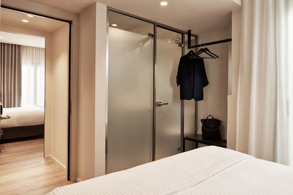 Family Room, 2 Bedrooms, Non Smoking, City View photo 3