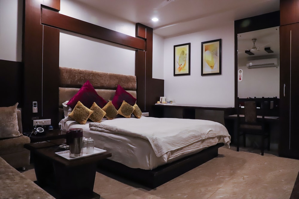 Royal Double Room, 1 King Bed, Non Smoking photo 3