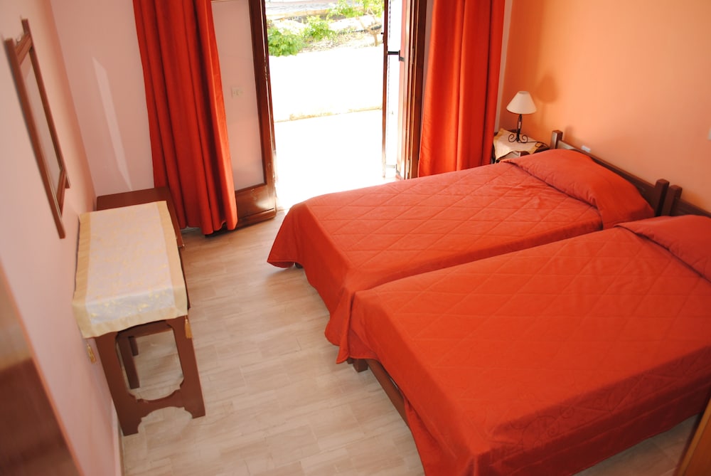 Basic Studio, 2 Twin Beds, Pool View