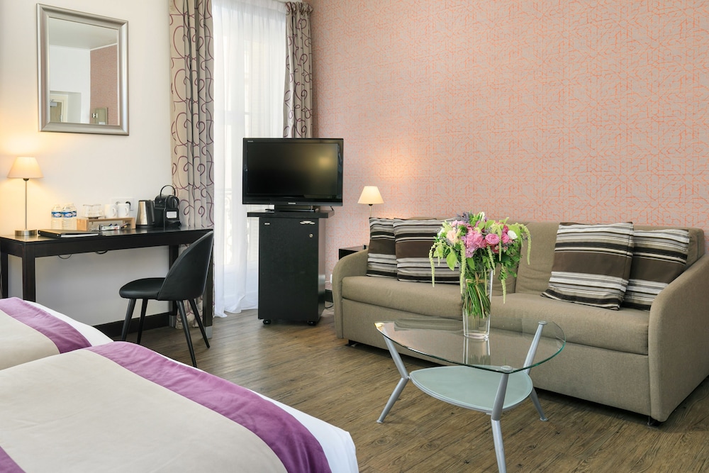 Junior Suite, 1 Queen Bed with Sofa bed - Photo 2