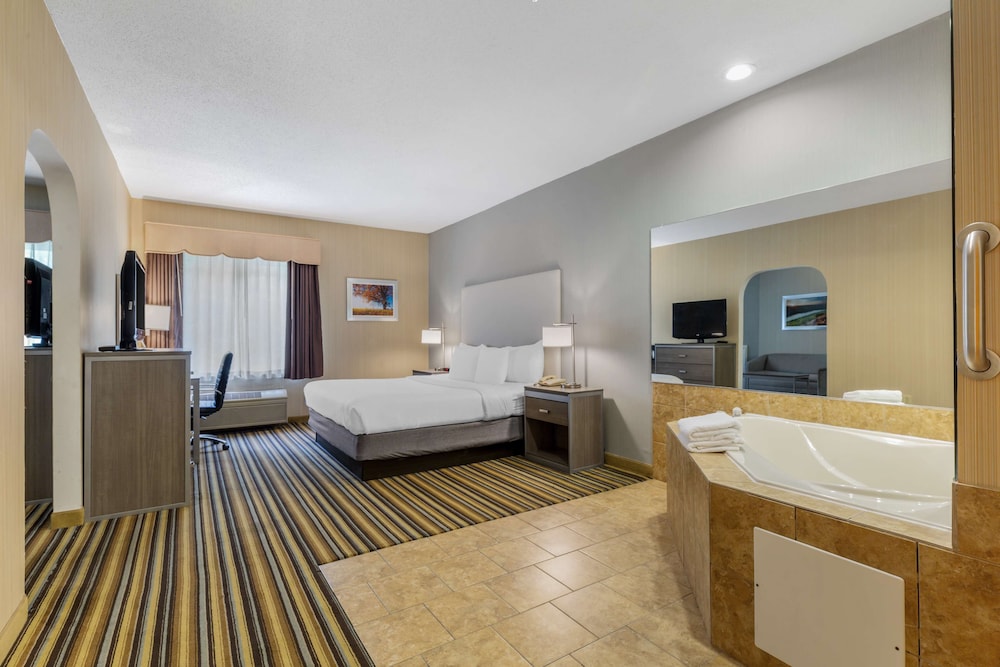Suite, 1 King Bed, Non Smoking, Jetted Tub - Photo 5