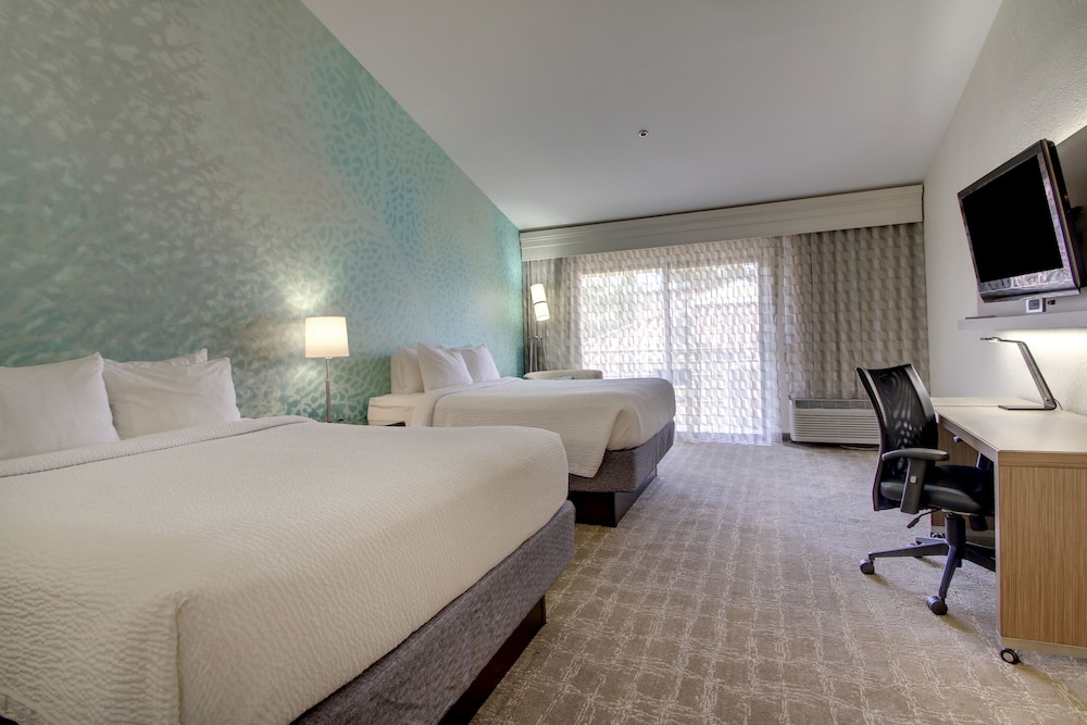 Room, Multiple Beds (Mobility/Hearing Access, Roll-In Shwr) photo 2