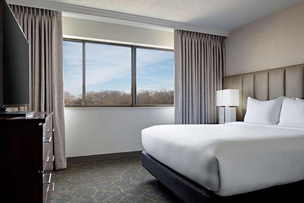 Junior Suite, 1 Queen Bed, Accessible, Bathtub (Mobility & Hearing) photo 3