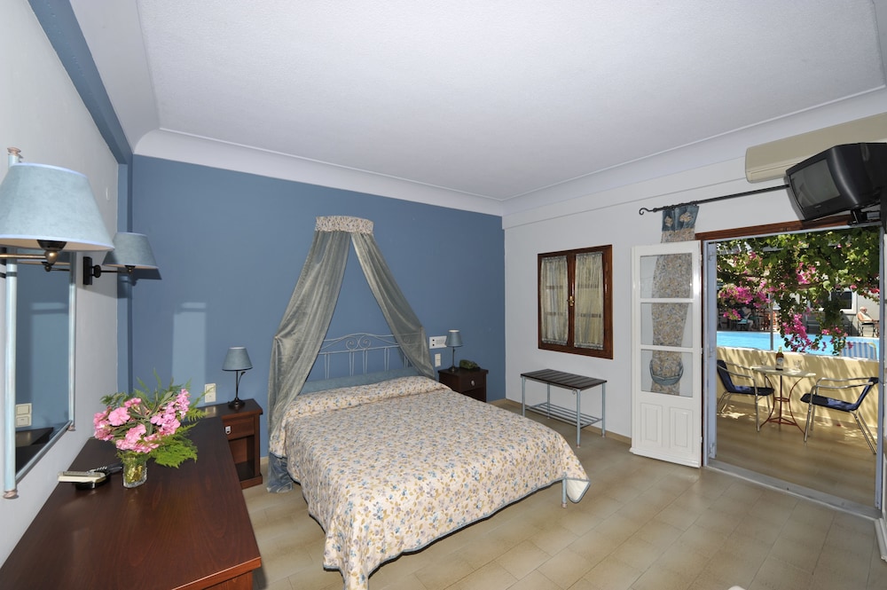 Standard Double Room, 1 Double or 2 Twin Beds, Pool View