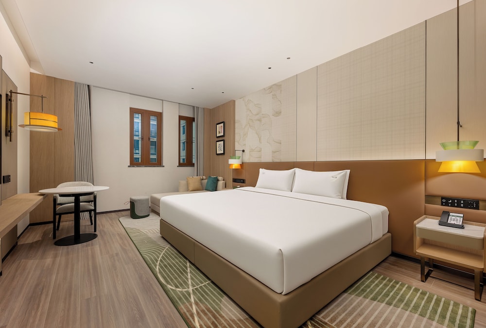 1 King Bed Standard Accessible