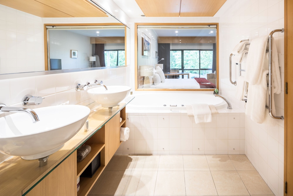 Premium Suite, 1 King Bed, Garden View thumbnail 5