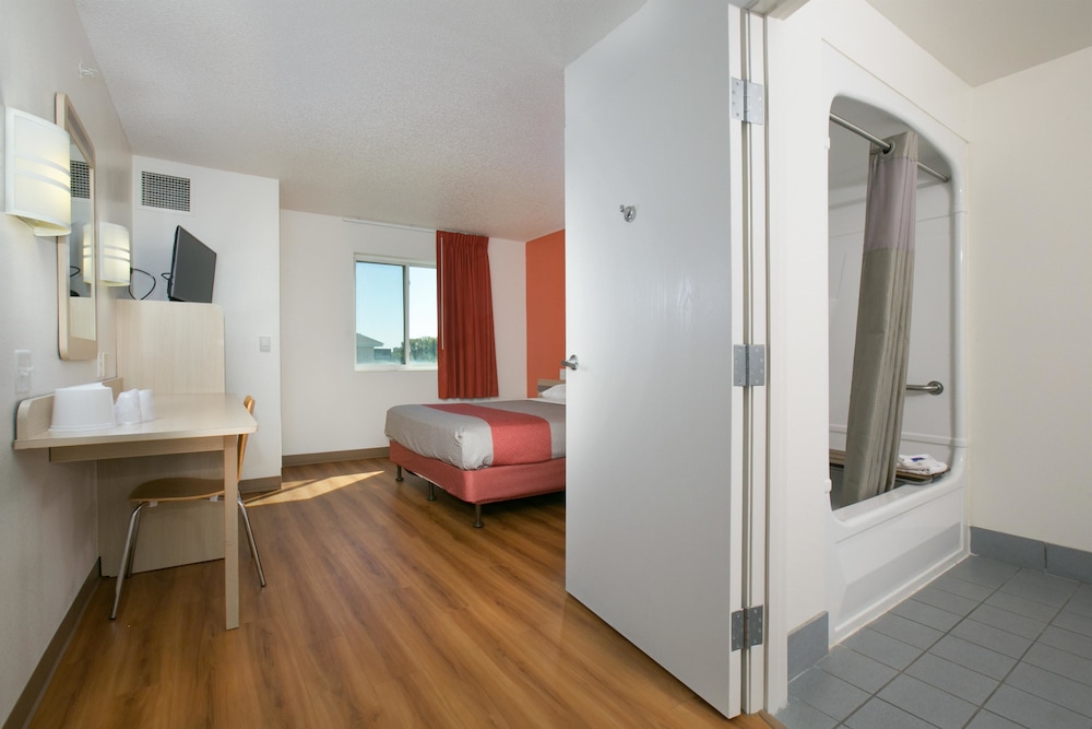 Standard Room, 1 Queen Bed, Non Smoking photo 1