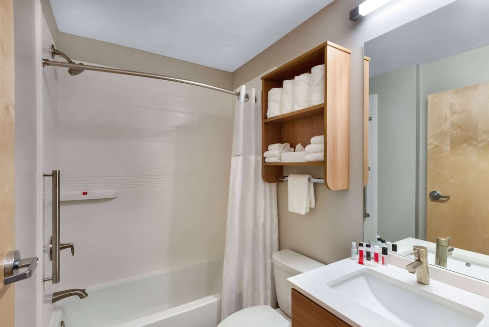 Room, 1 Queen Bed, Accessible, Non Smoking (Mobility,Hearing Impaired) - Photo 3