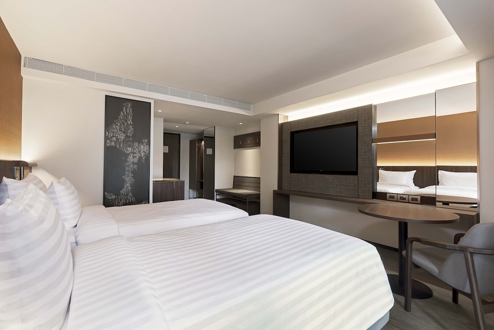 Deluxe Twin Room thumbnail 6