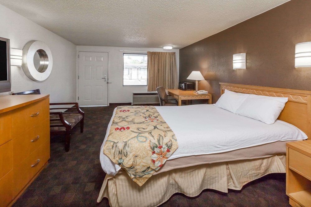 Suite, 1 King Bed photo 2