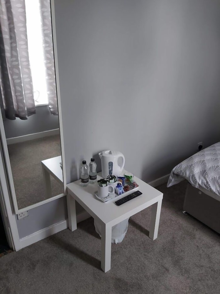 Double Room (Shared Bathroom) photo 2