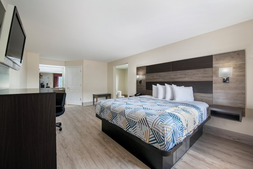 Room, 1 Queen Bed, Non Smoking, Refrigerator & Microwave photo 2