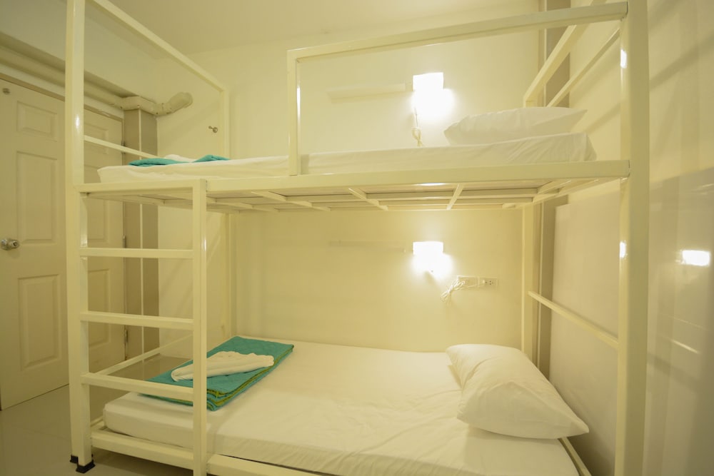 Private Room 4 Beds with Shared Bathroom photo 3
