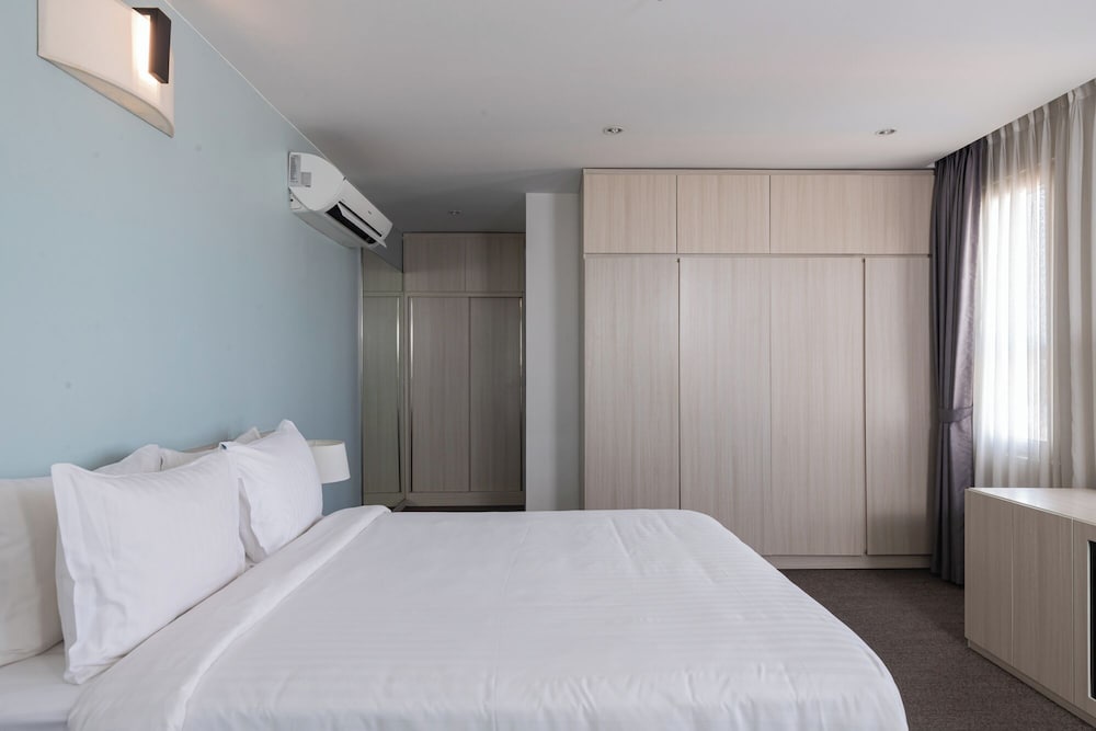 One-Bedroom Apartment with City View photo 3