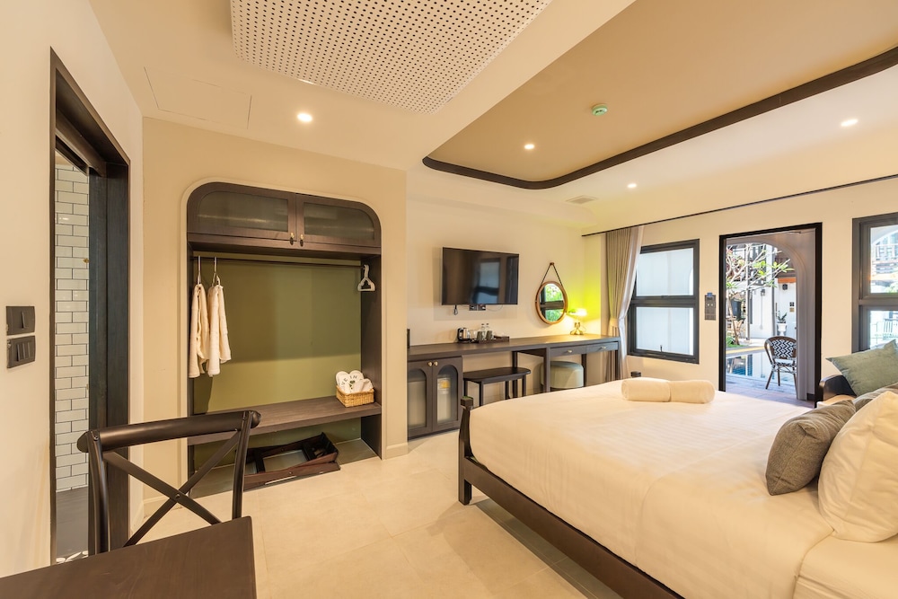 Superior Room, 1 King Bed, Non Smoking, Pool View - Photo 1
