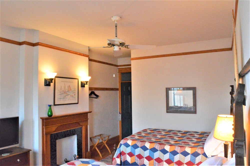 Classic Double Room, 2 Double Beds, Private Bathroom, Bay View photo 3