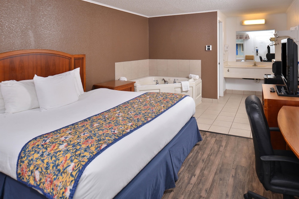 Room, 1 King Bed, Non Smoking, Jetted Tub photo 3
