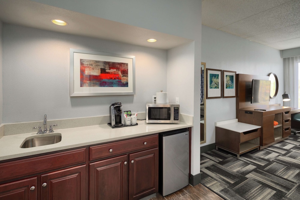 Studio, 1 King Bed, Refrigerator & Microwave (Wet Bar) - Photo 3