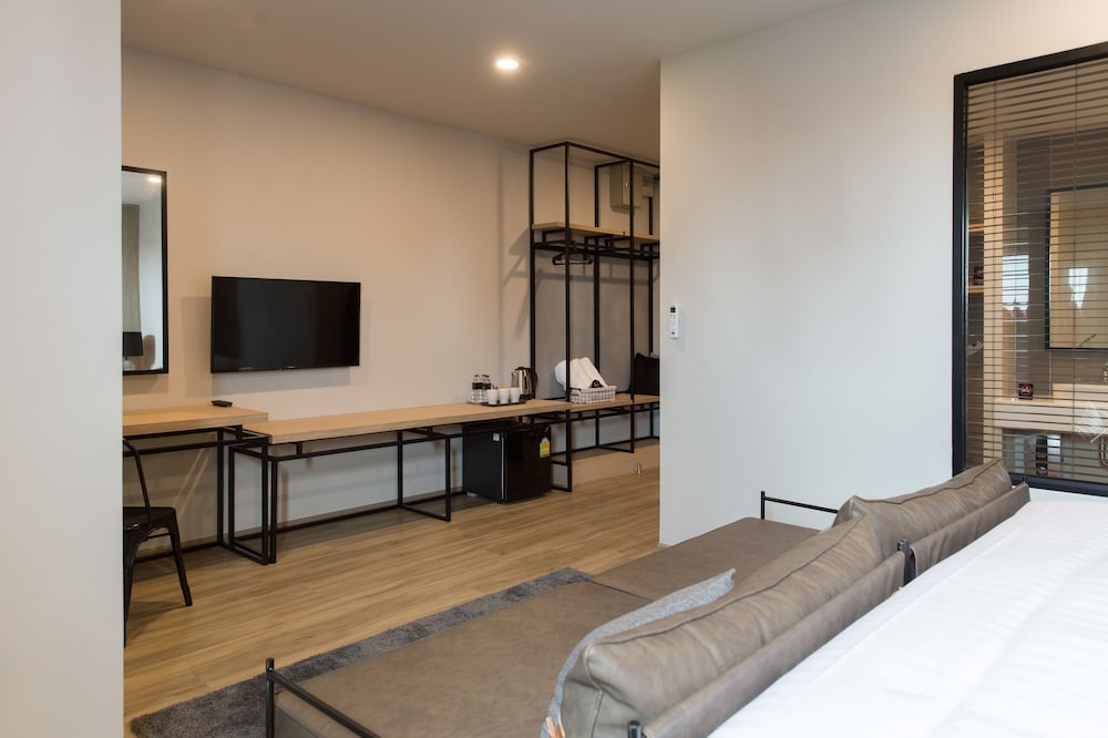 Deluxe Room, 1 King Bed, Non Smoking photo 3
