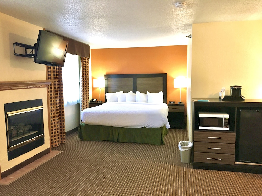 Suite, 1 King Bed, Jetted Tub (with fireplace and Sofa) photo 2