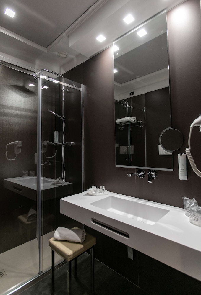 Standard Room, 1 Twin Bed, Smoking (Shower Only) photo 2
