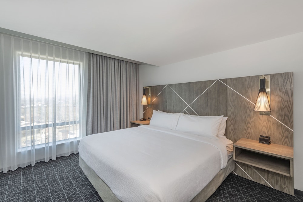 Suite, 1 King Bed, Accessible (Hearing) - Photo 3