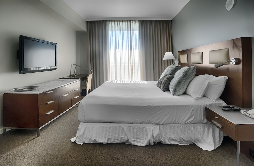 Deluxe Room, 1 King Bed, Balcony photo 2