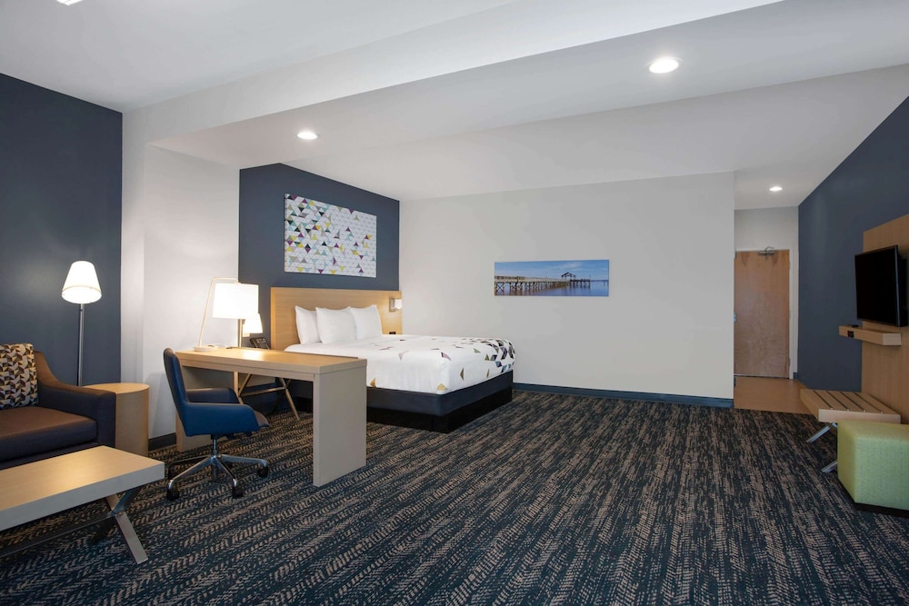 Deluxe Suite, 1 King Bed, Non Smoking - Photo 1