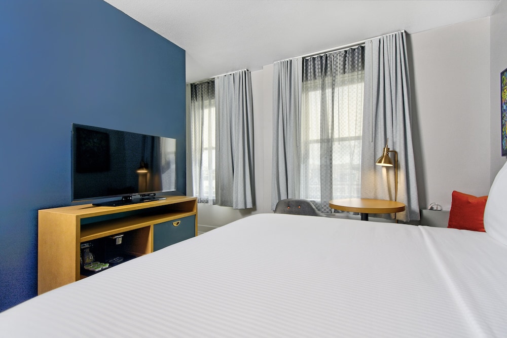 Deluxe Room, 1 Queen Bed, Non Smoking, Courtyard View - Photo 4