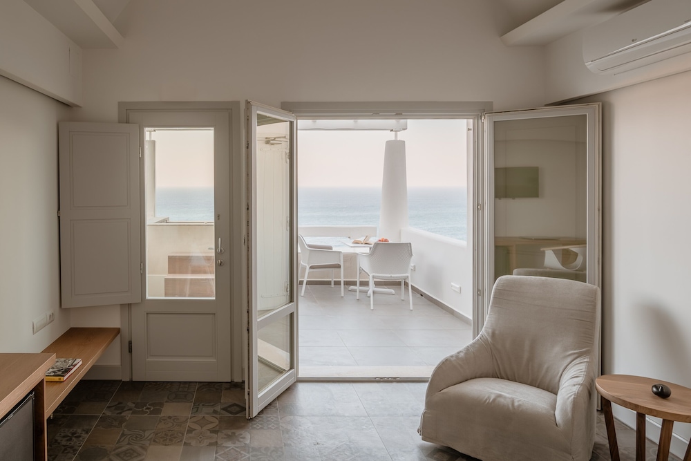 Superior Suite with Sea View and Outdoor Hot Tub