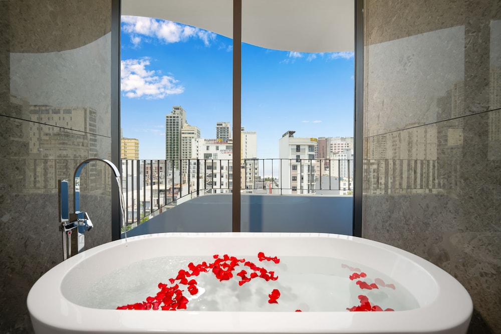 Deluxe Bathtub with Balcony include Afternoon Tea - Photo 3