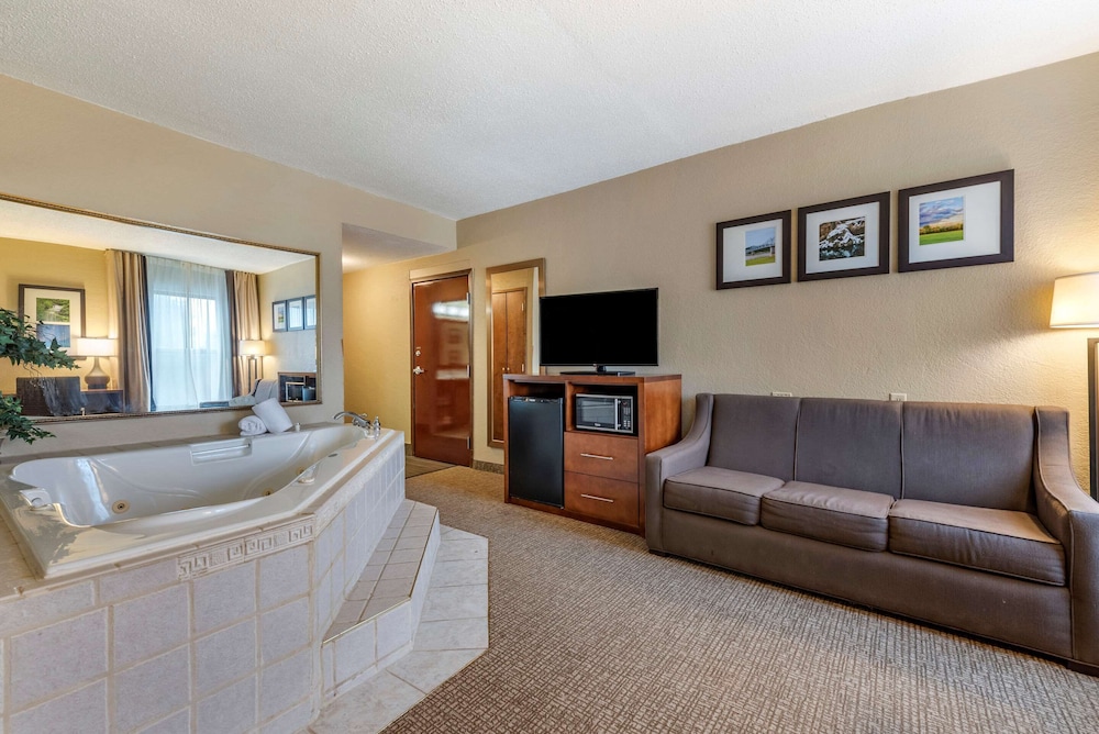 1 King Bed, 2 room suite, Jetted Tub photo 1