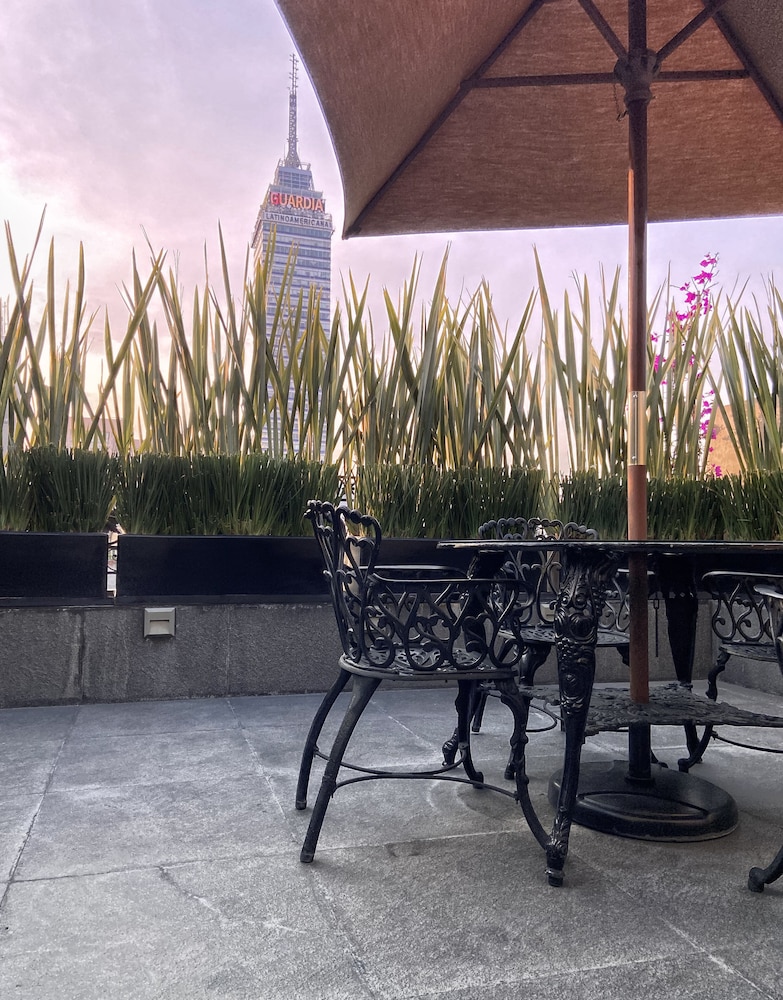 Premier Room, 1 King Bed, City View thumbnail 6