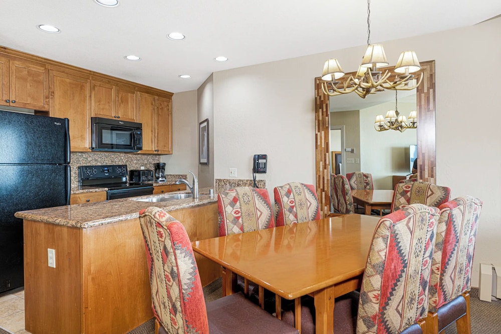Enjoy the Ridge Tahoe Two-bedroom Lock-off for a Family of 6, 写真 7