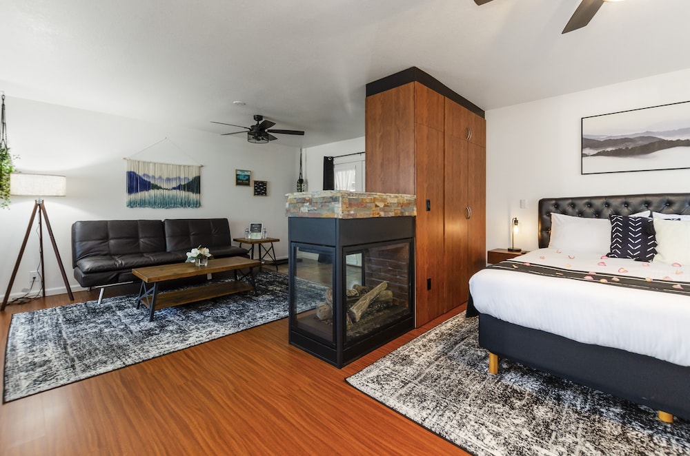 Signature Studio Suite, 1 King Bed with Sofa bed