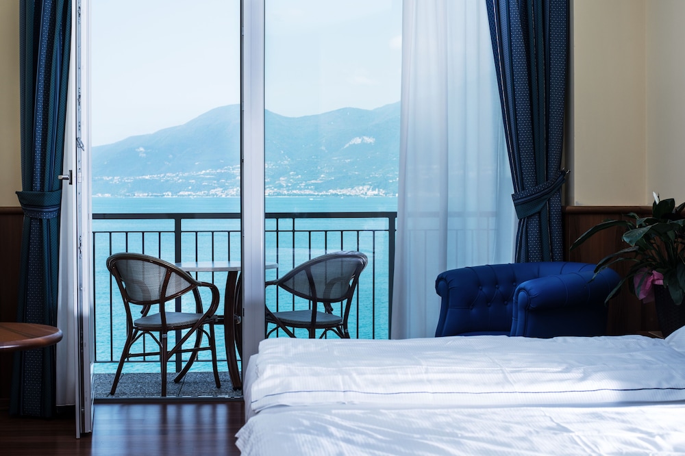 Deluxe Double Room, Lake View (3 pax) - Photo 1