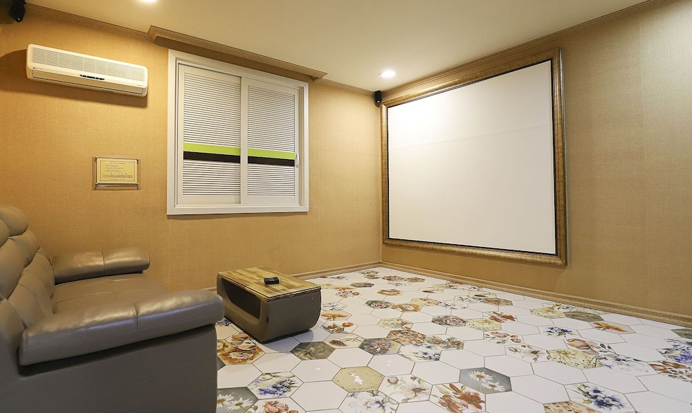 Family Room photo 2
