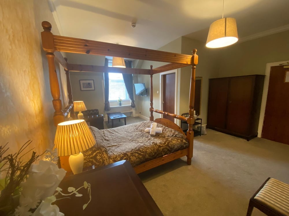Four Poster Bedroom photo 2