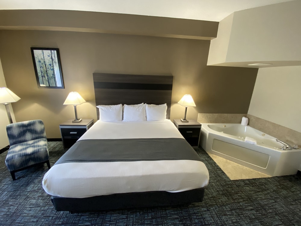 Standard Room, 1 King Bed, Non Smoking, Jetted Tub photo 3